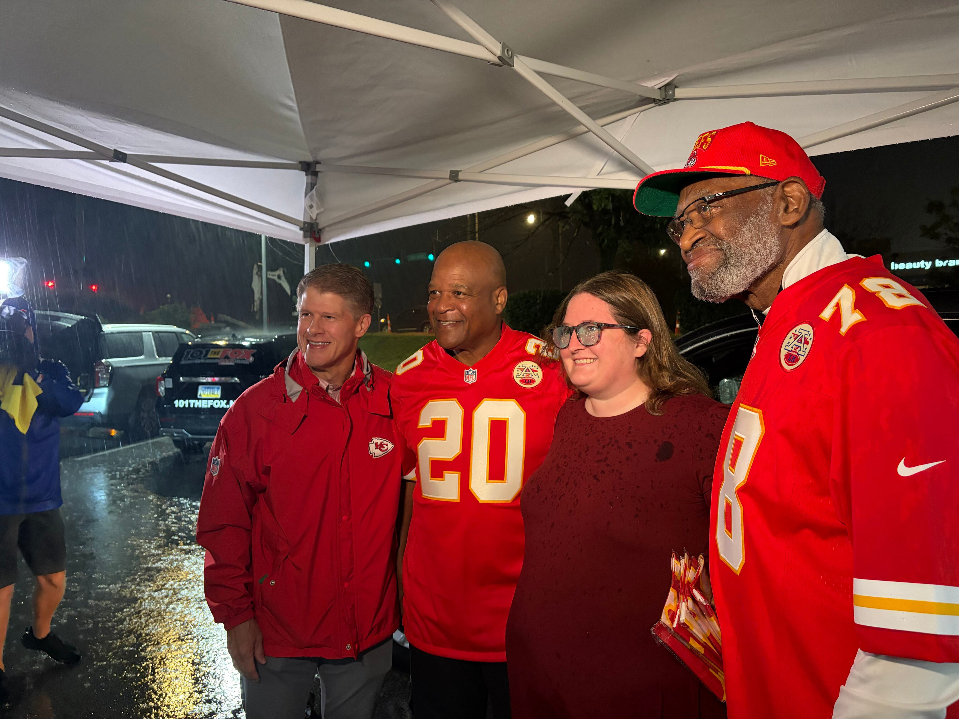 Chiefs fans line up before dawn for Red Thursday flag sale