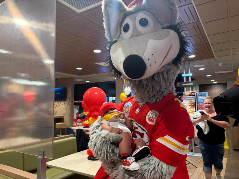 Chiefs fans line up before dawn for Red Thursday flag sale