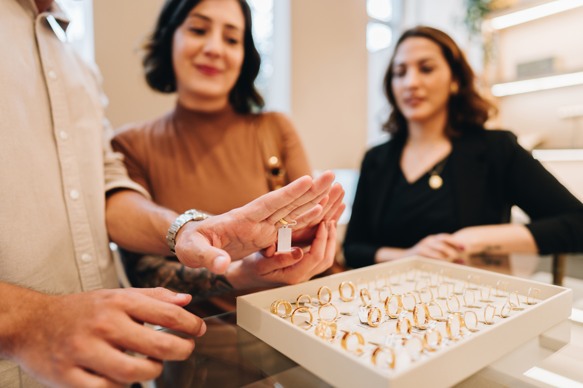 Why Signet Jewelers stock pulled back today