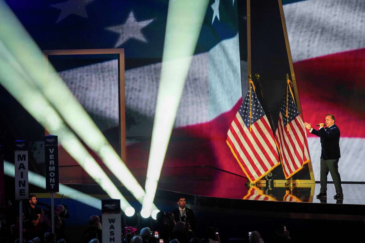 Trump's loyal entertainers take center stage in Dallas convention