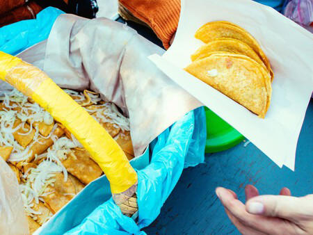 Cómo hacer tacos al vapor de chicharrón: una receta sencilla y deliciosa para el antojo o para la noche mexicana