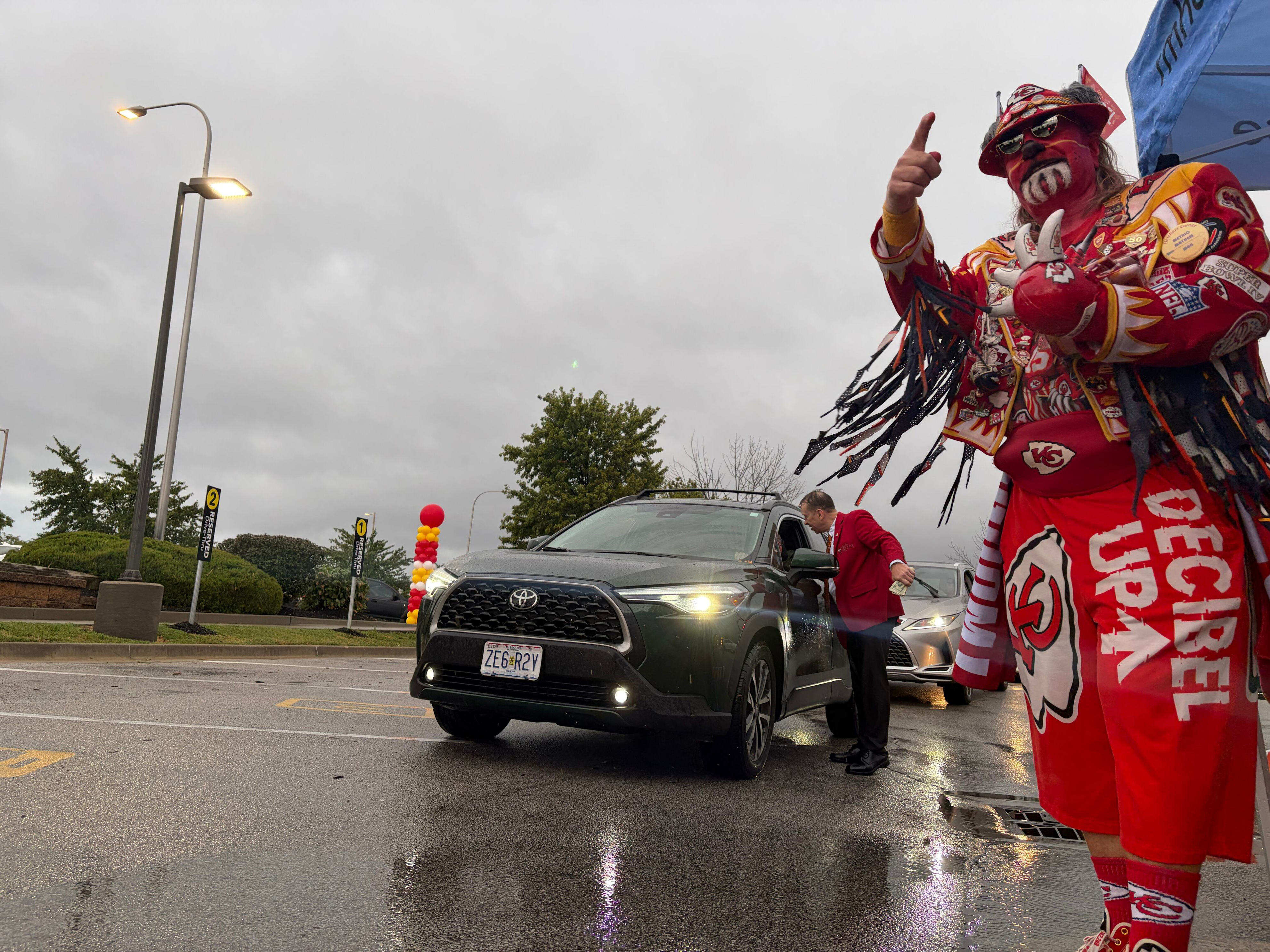 Chiefs fans line up before dawn for Red Thursday flag sale