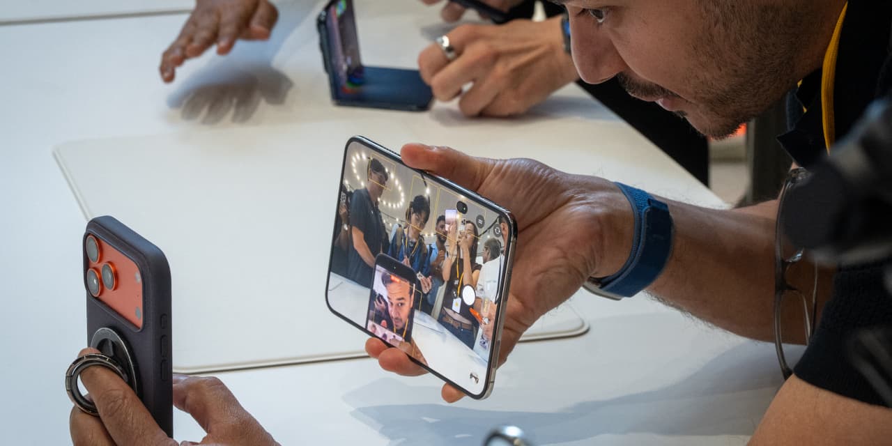 Want Apple's $1,999 foldable iPhone Duo? Here's what T-Mobile, AT&T and Verizon are doing to lower the cost.