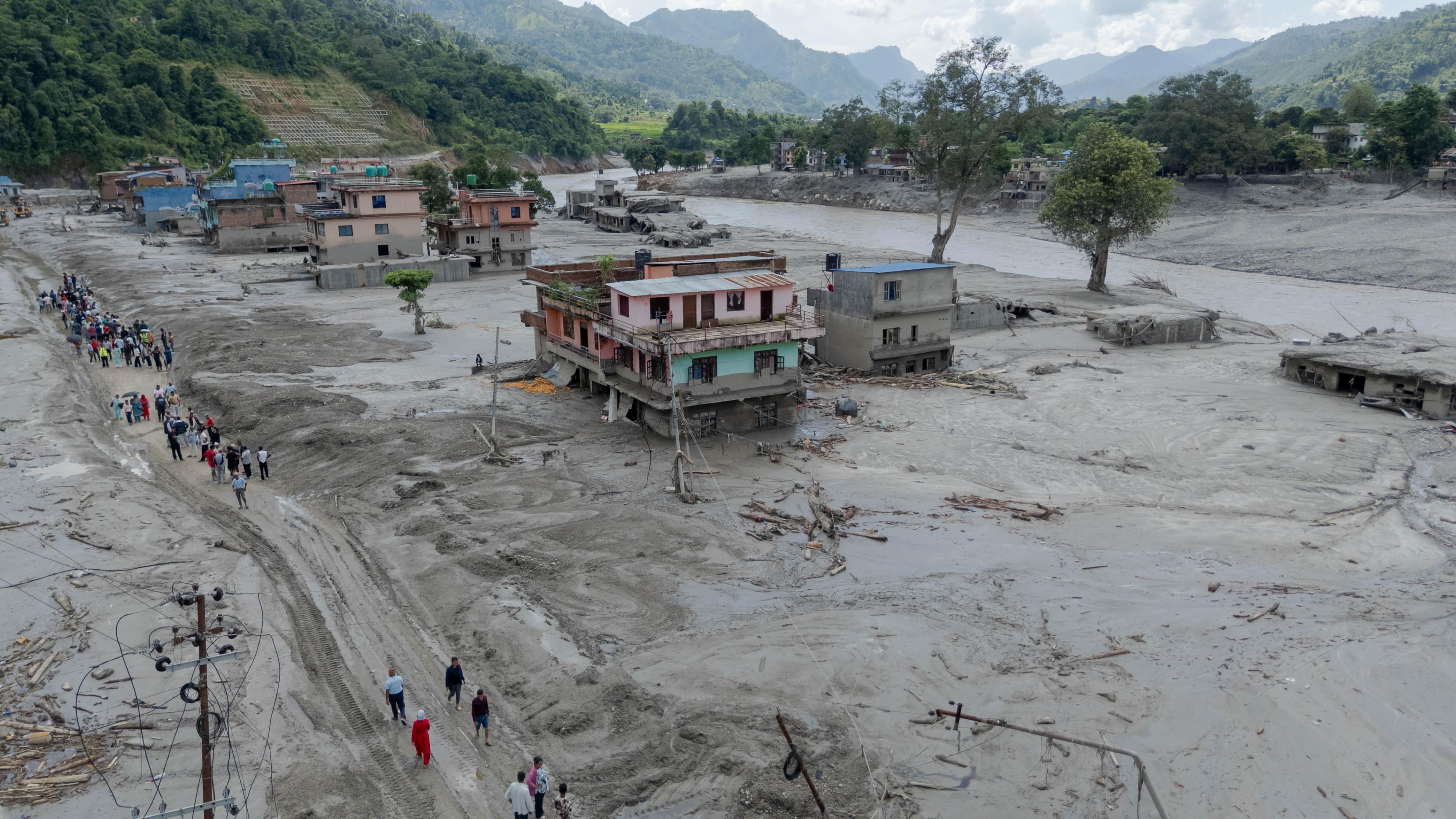 土石流不明者2980人に ネパールと中国、633人死亡