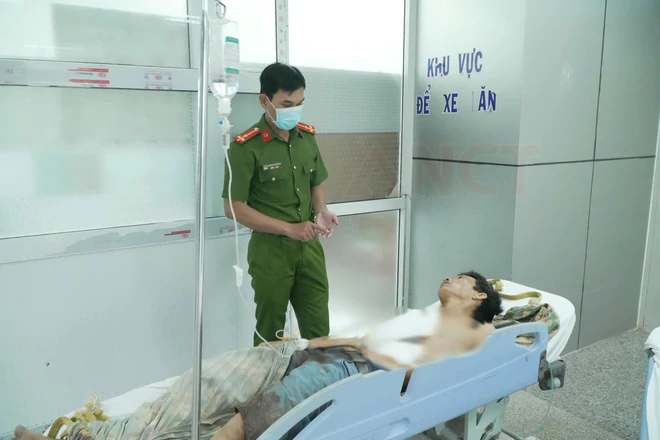 Người đàn ông giết vợ rồi trèo lên ngọn dừa trốn, bất ngờ ngã xuống đất chấn thương nặng