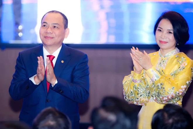 Ông Phạm Nhật Vượng và vợ, bà Phạm Thu Hương tại một sự kiện năm 2024 - Ảnh: NGUYỄN KHÁNH