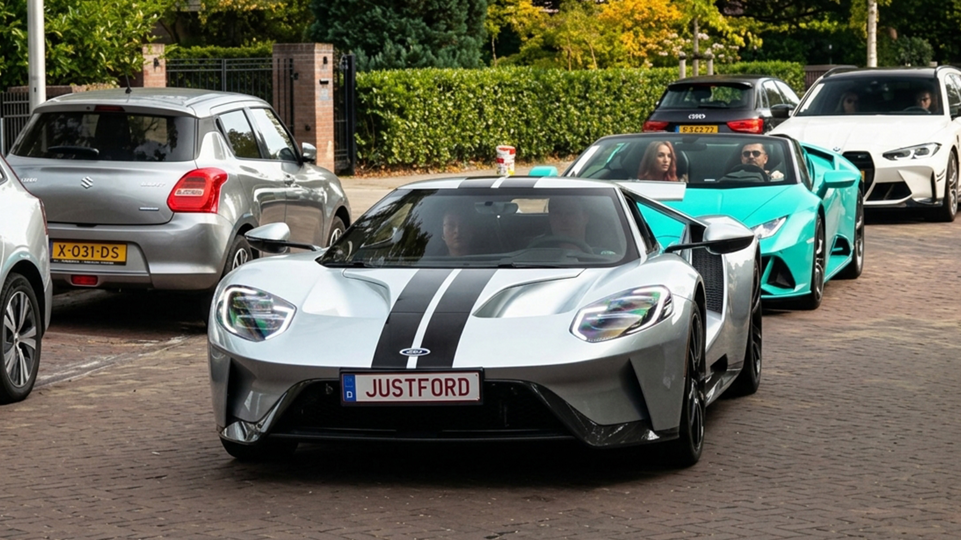 Ford GT en Lamborghini Huracan maken van een gewone straat een show