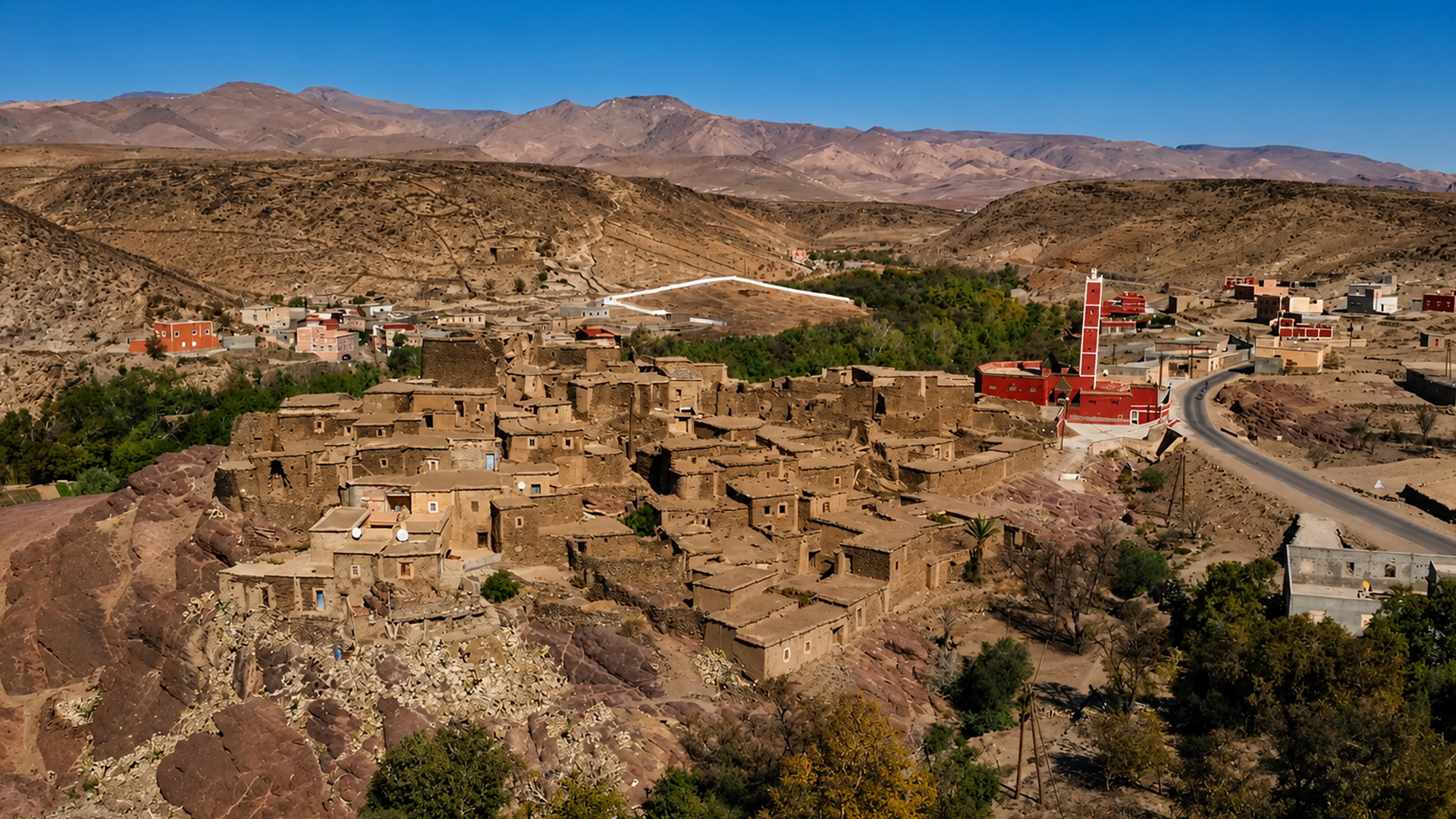 Antiguas casas de adobe junto a una carretera moderna