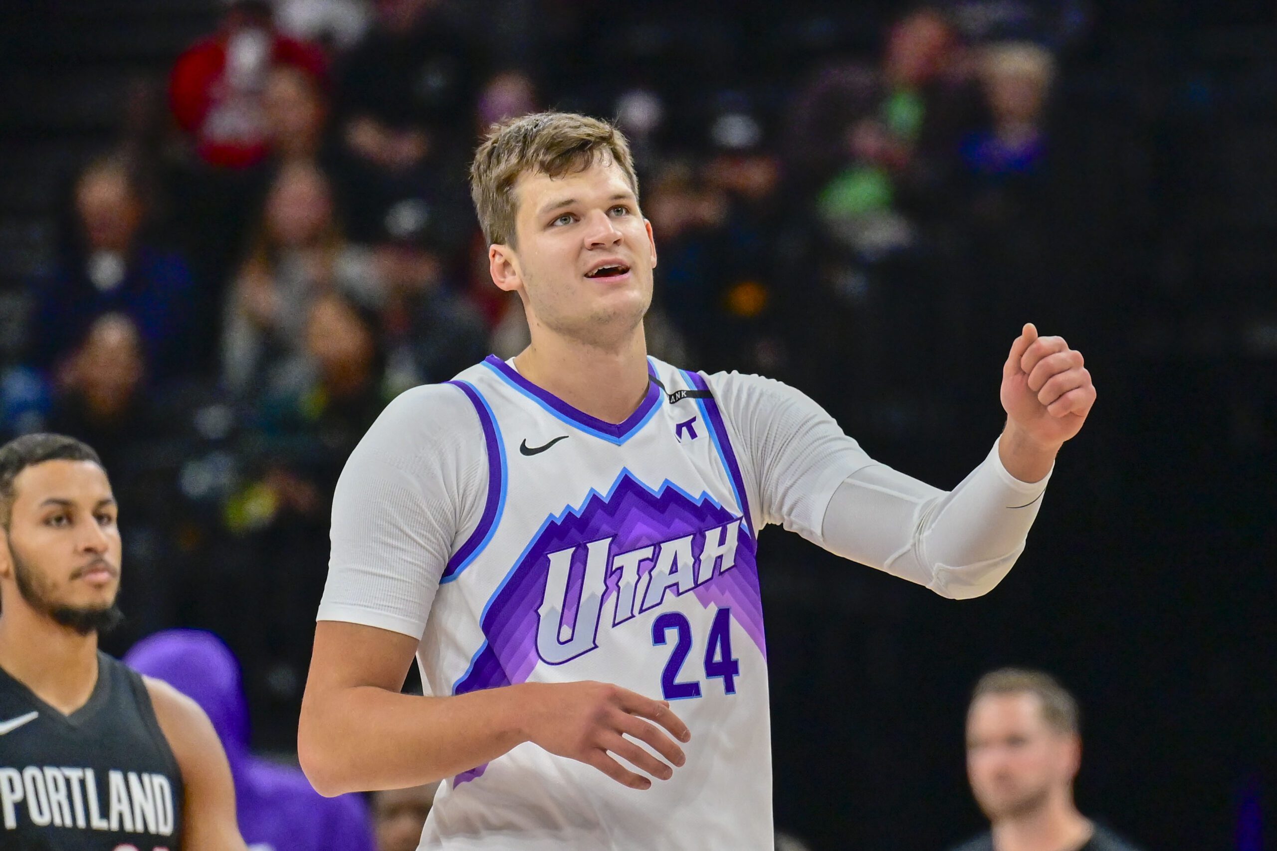 Former Lakers champion takes a shot at Deandre Ayton in the wake of Walker Kessler trade