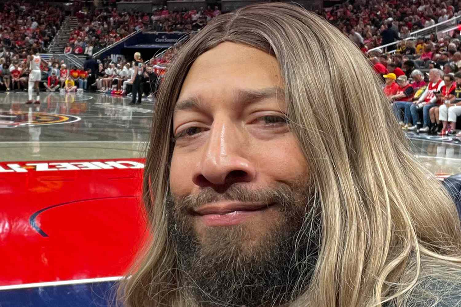 Royce White wears blonde wig while sitting courtside at Fever-Sun game ...