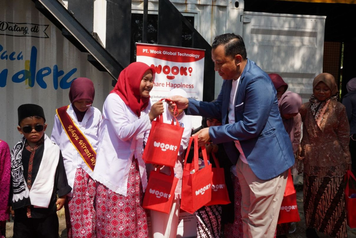 Wook Global Technology gandeng YIAB bantu anak Muara Gembong, bagikan ATK Rp 100 juta