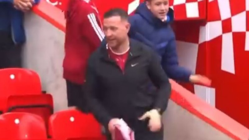 ‘Do better, mate': Liverpool fan slammed for embarrassing act