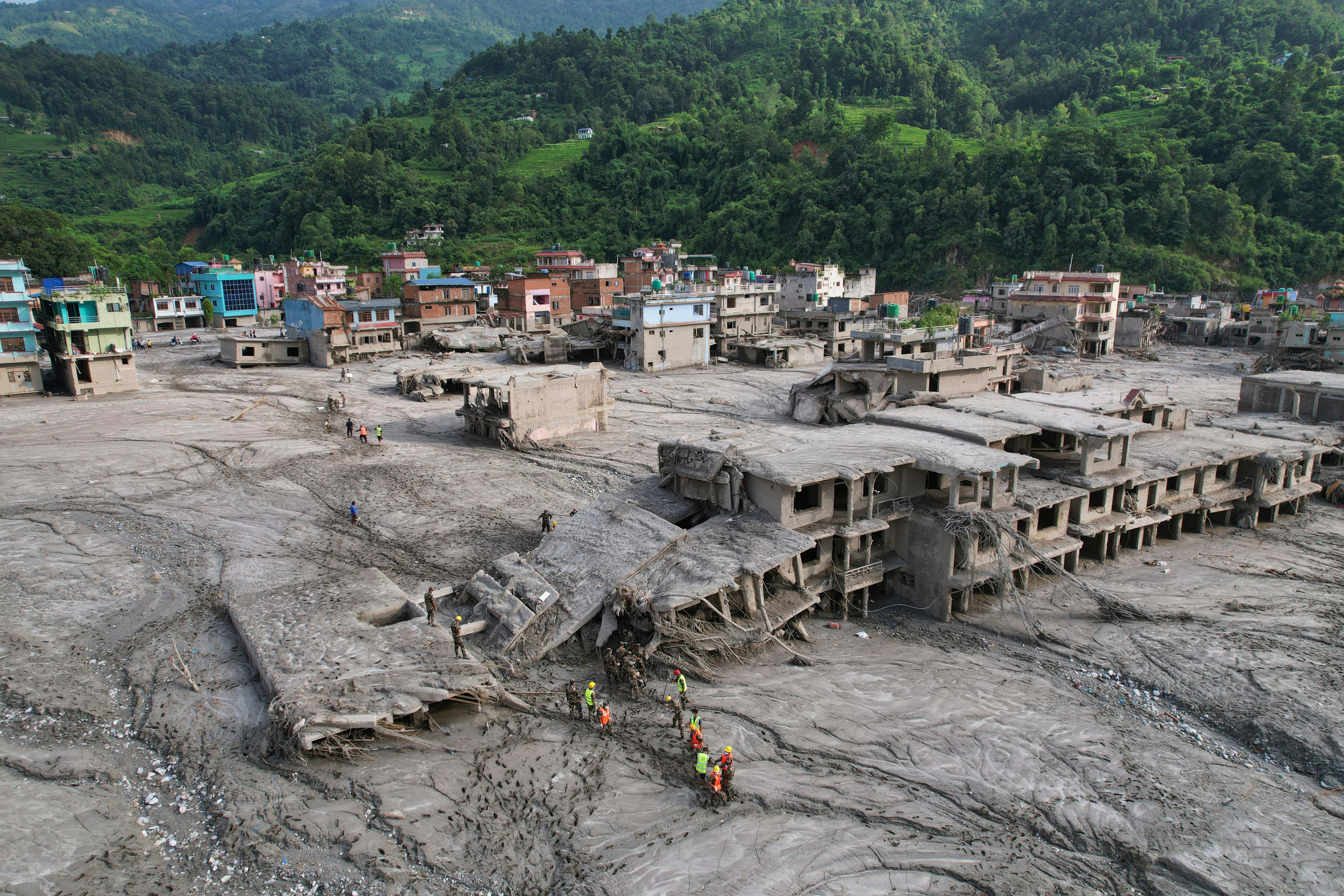 Bé gái sống sót kỳ diệu sau trận lũ quét ở Nepal