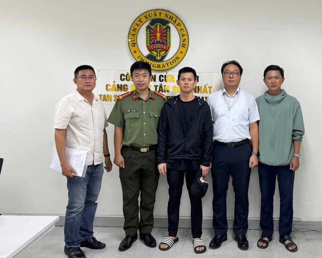 Tại sân bay Tân Sơn Nhất, Công an TP.HCM bàn giao 3 người Hàn Quốc bị Interpol truy nã đỏ
