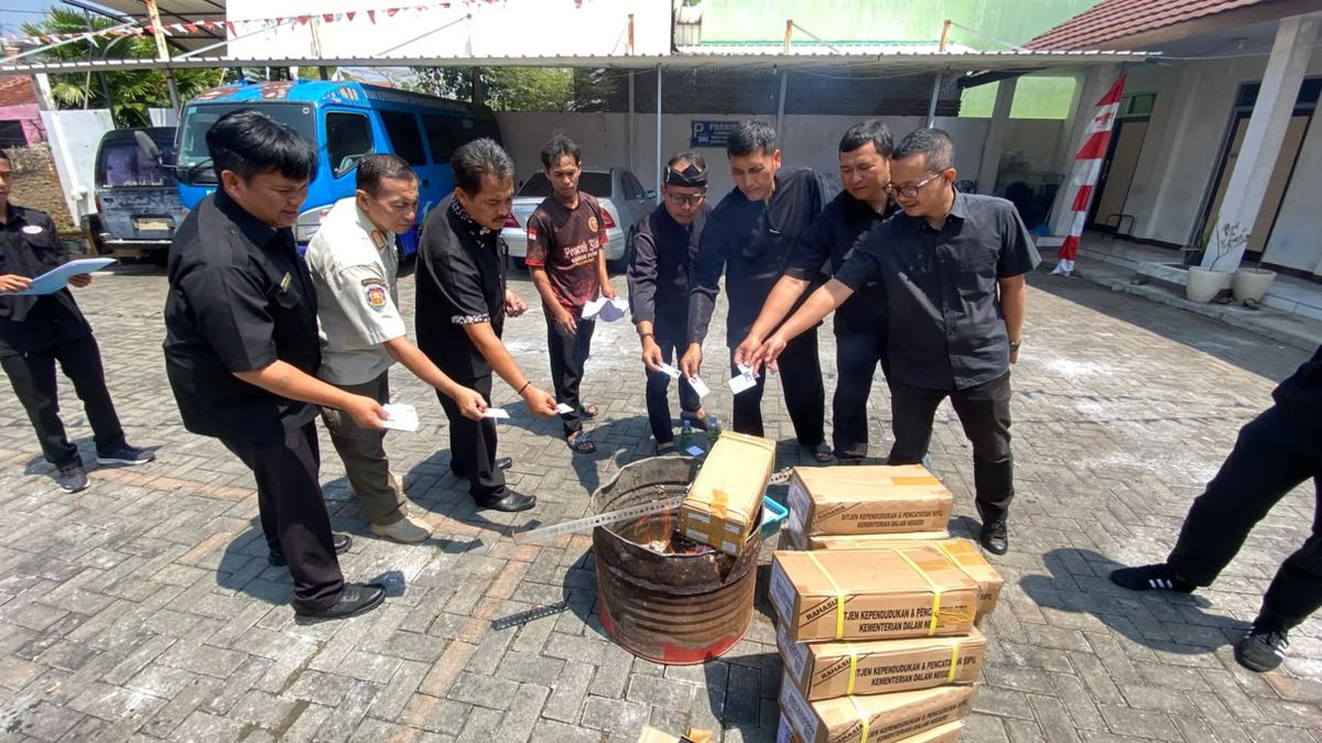 Cegah penyalahgunaan data, Disdukcapil Garut musnahkan 13.849 KTP-el
