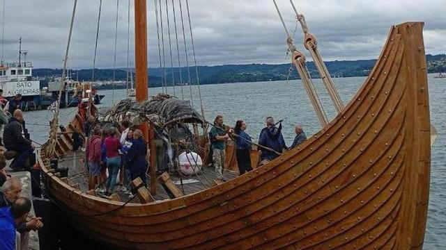 El 'Orkan', en su escala en el puerto de Sada.