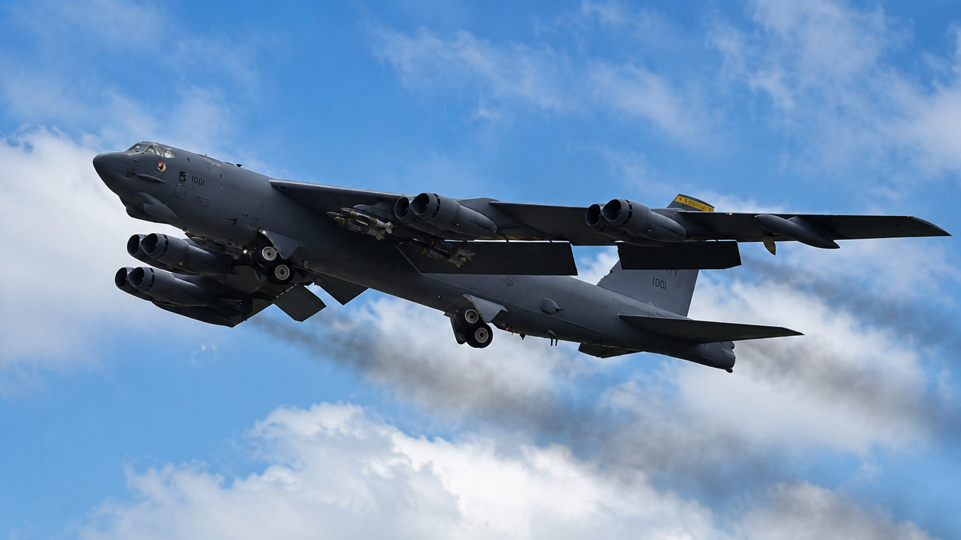 Americký bombardér B-52 ukazuje svou sílu