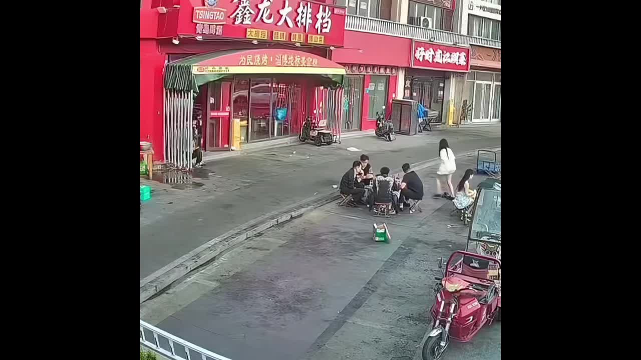 Woman bumps into glass door while rushing into storefront in Shandong ...