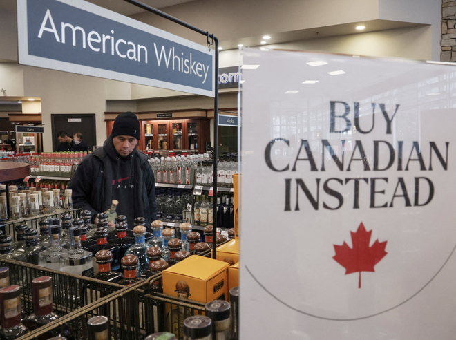 Bất mãn với chính sách của ông Trump, người Canada đồng loạt tẩy chay hàng Mỹ