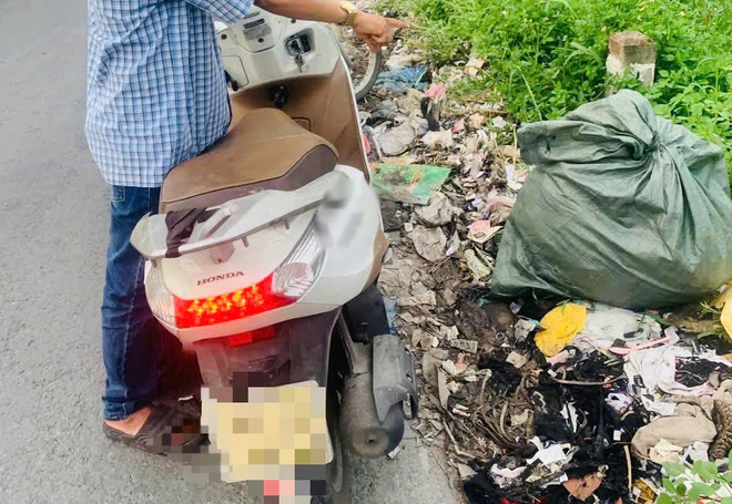 Thêm một người vứt rác bừa bãi ven đường Rạch Cầu Suối bị phạt 1,5 triệu đồng
