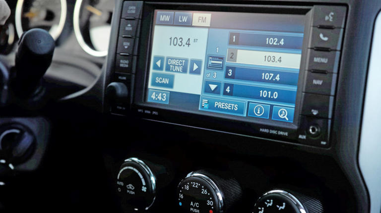 5 apps that add live FM radio to your Android Auto