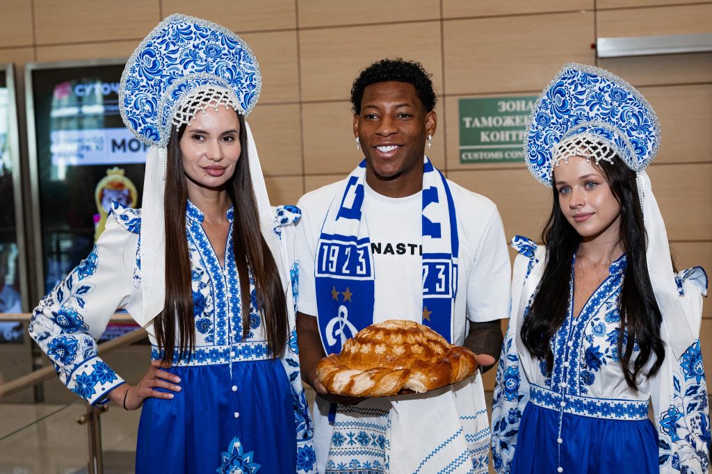 Gonzalo Plata em sua chegada à Rússia (Foto: Reprodução/Redes sociais - @fcdynamo)