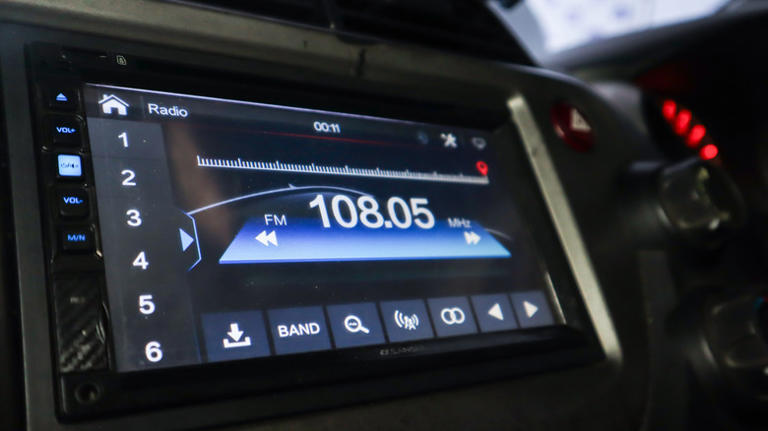 5 apps that add live FM radio to your Android Auto