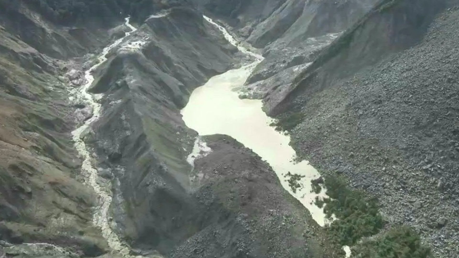 Nepal floods: Rising rivers and barrier lake hamper rescue efforts