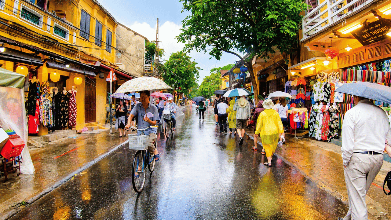 Balade sous la pluie dans le centre historique de Hoi An (4K)
