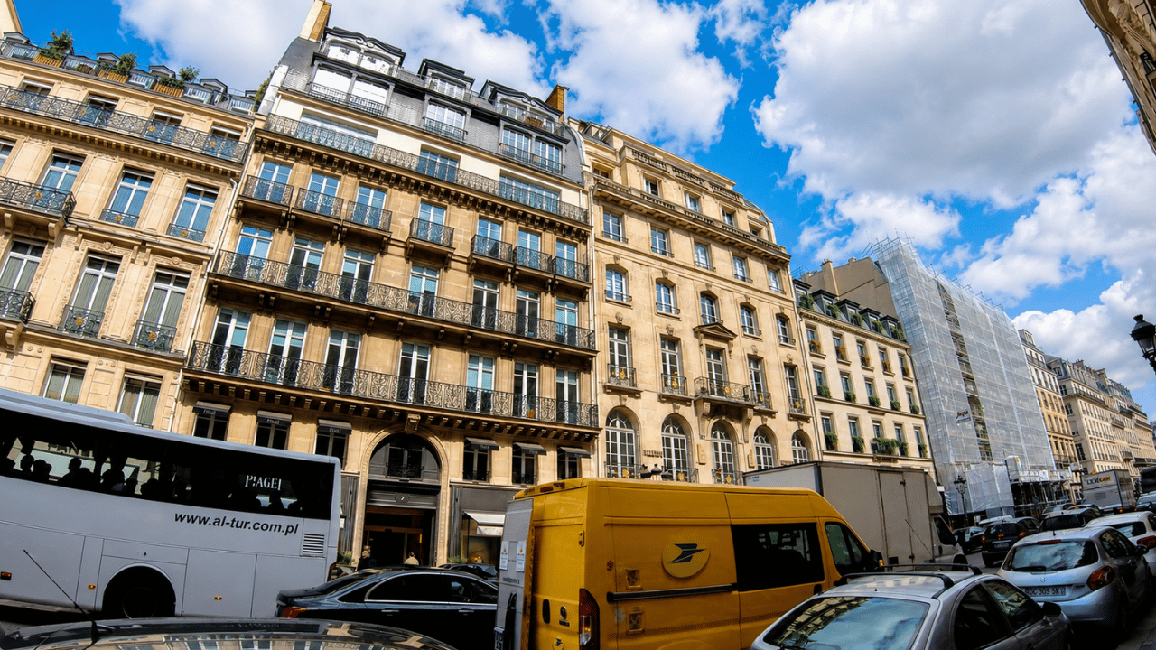 A daytime walk through Parisian shopping streets (4K)