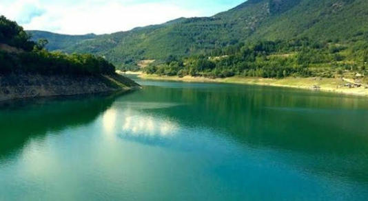 Si tuffa in acqua e non riemerge, muore ragazza di 23 anni al lago