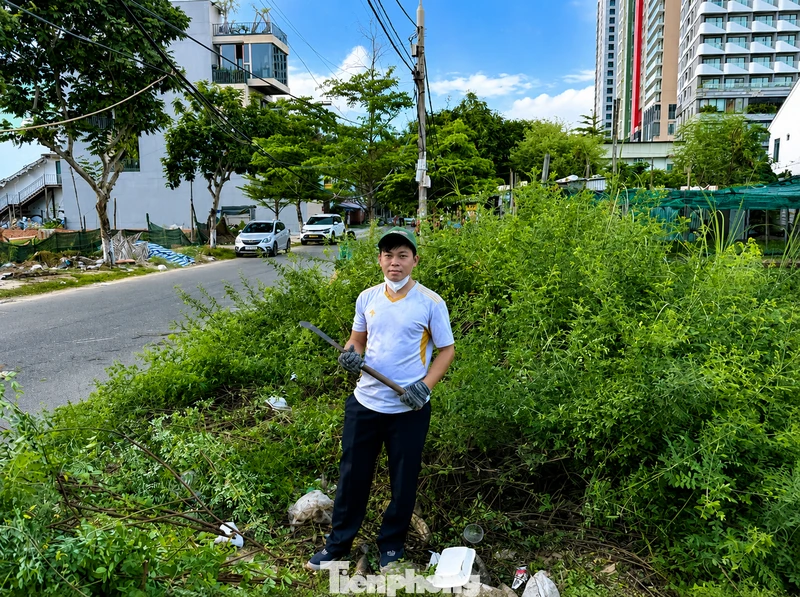 Chàng trai nghiện dọn rác