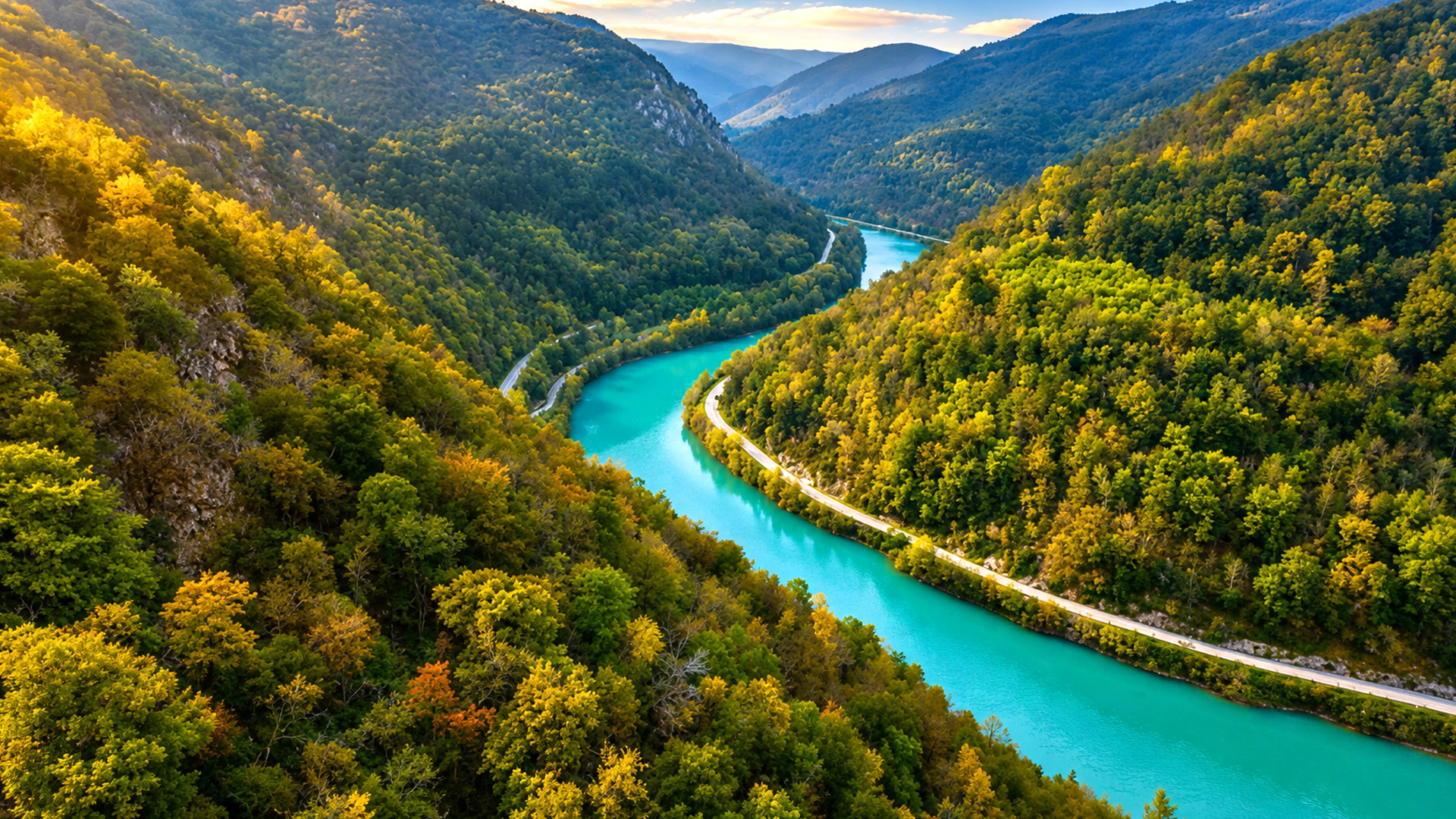 Rio Soča turquesa cortando as montanhas verdes da Eslovênia
