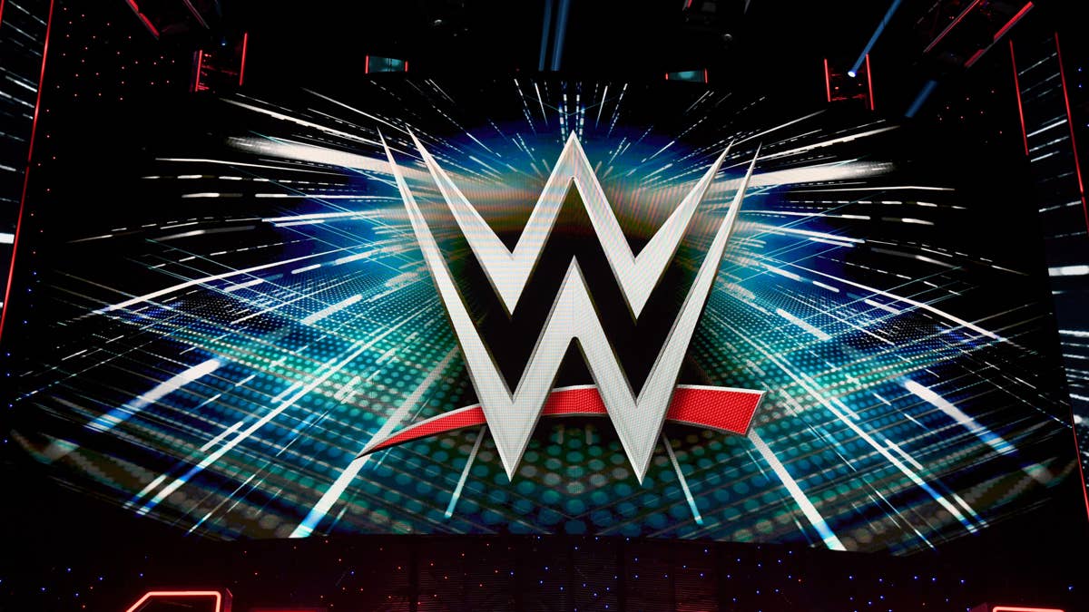 Top WWE superstar suffers apparent injury during house show