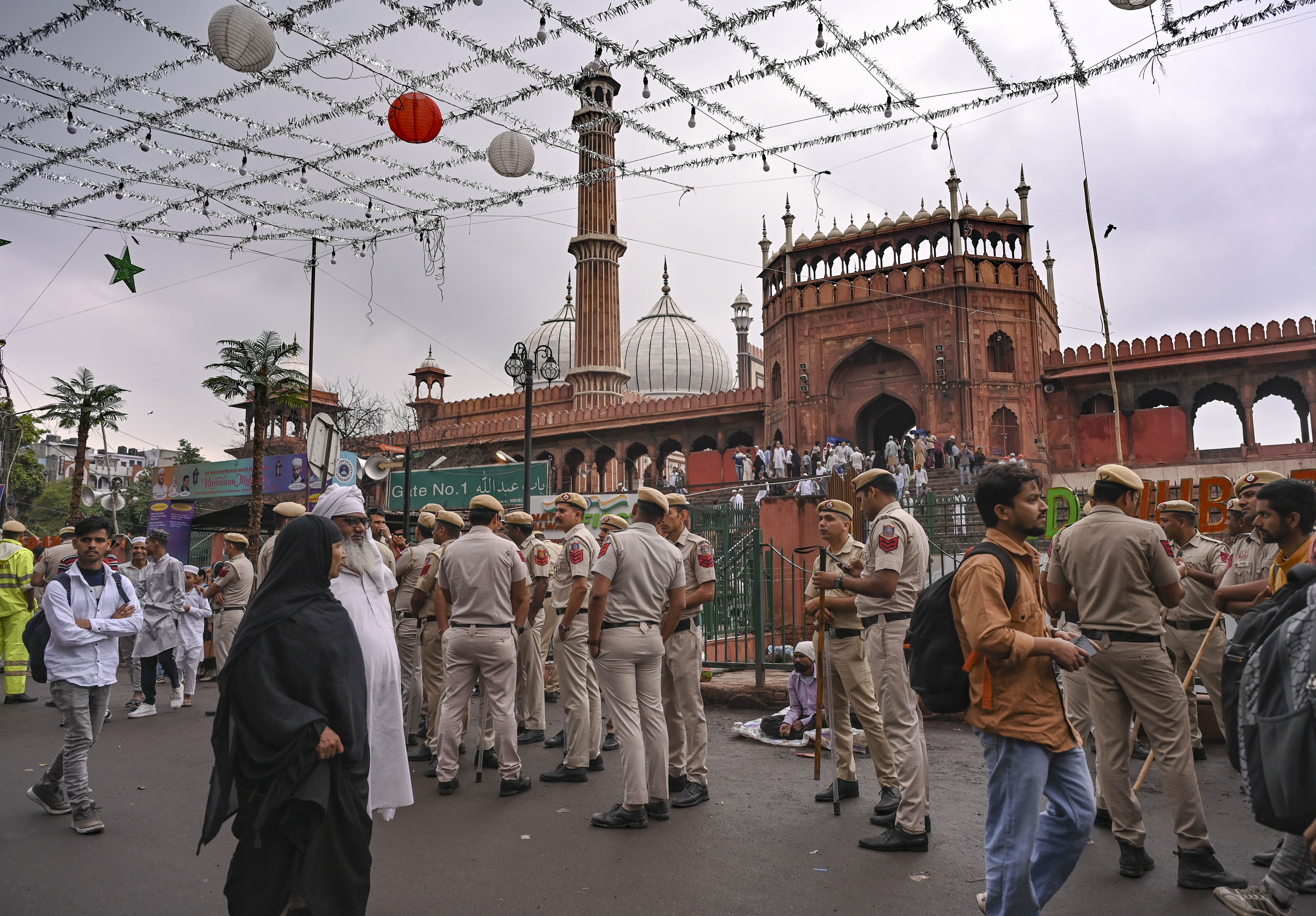 Demolition, encroachment removal drive around Jama Masjid begins ...