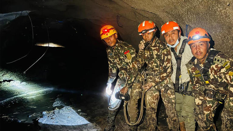 Crue au Népal : les autorités sans nouvelles d'une centaine d'ouvriers bloqués dans un tunnel