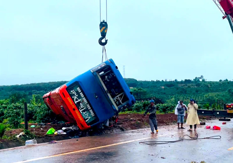 Tạm giữ hình sự tài xế vụ lật xe khách ít nhất 4 người chết