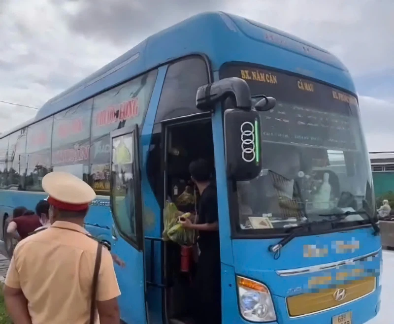 Xe khách 38 chỗ 'nhồi nhét' 53 người