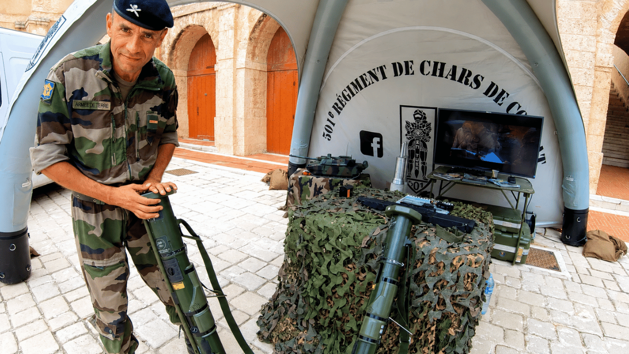 Explorando de cerca el equipo militar francés en Marsella (4K)