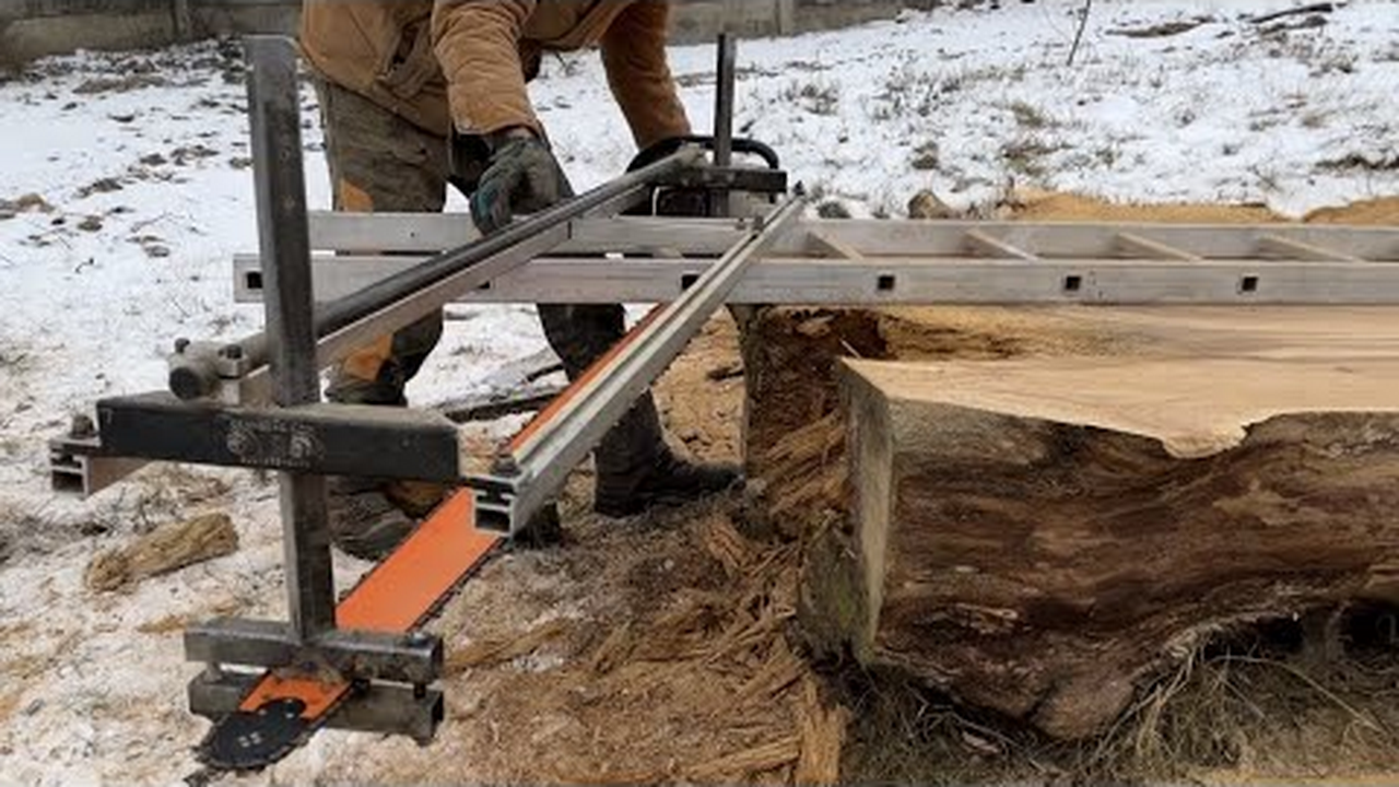 Granberg chainsaw mill turns an oak log into stunning live-edge slabs