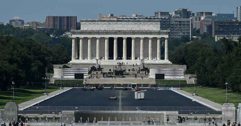 Trump shows off nearly finished reflecting pool
