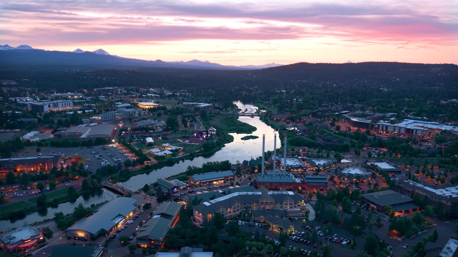 Bend, Oregon: Stunning drone flight to Drake Park and beyond - Worldwide