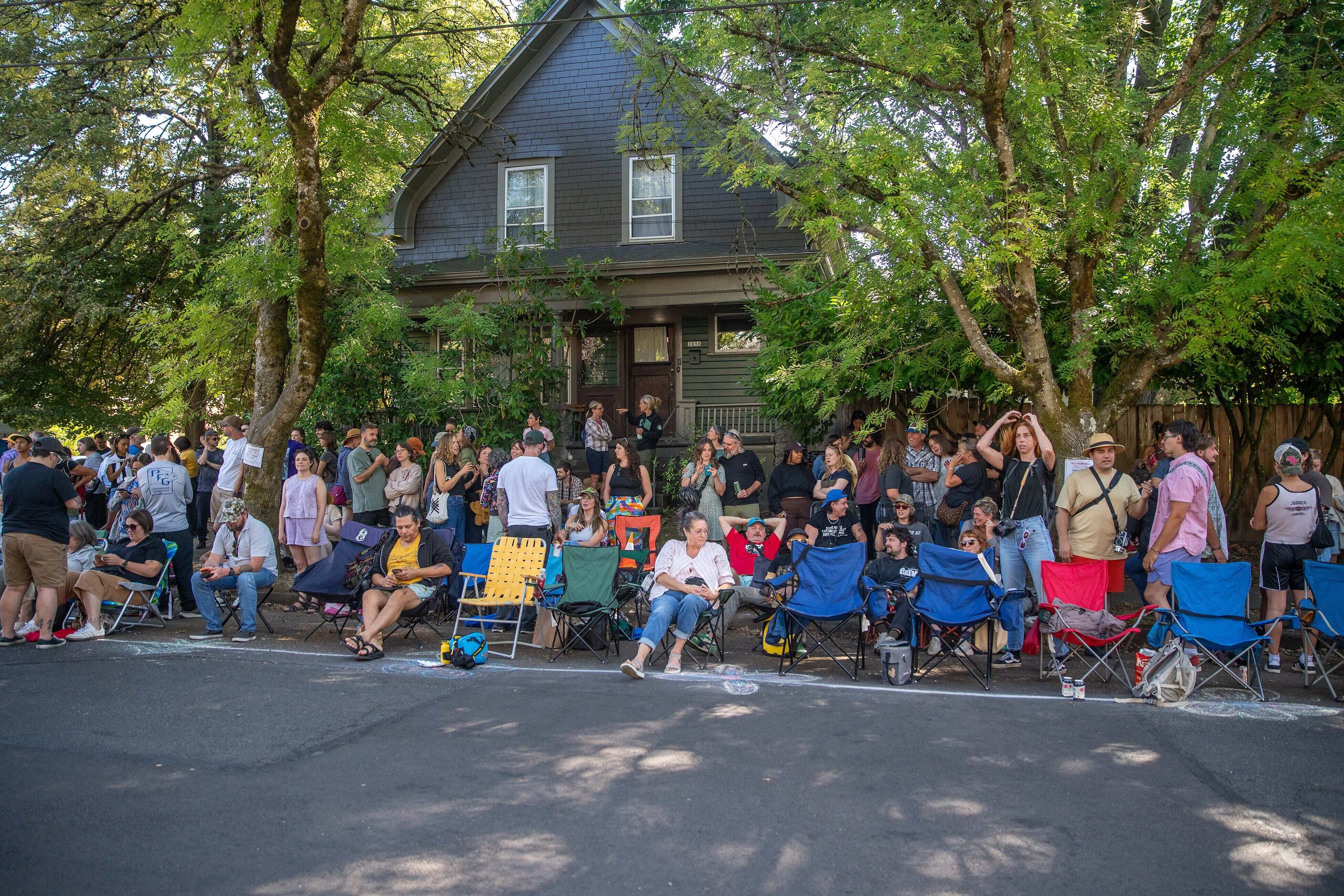 Hundreds pack Portland street to watch people parallel park