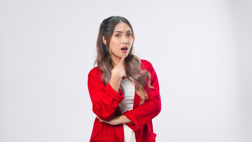 10 signs your intuition is trying to warn you about someone