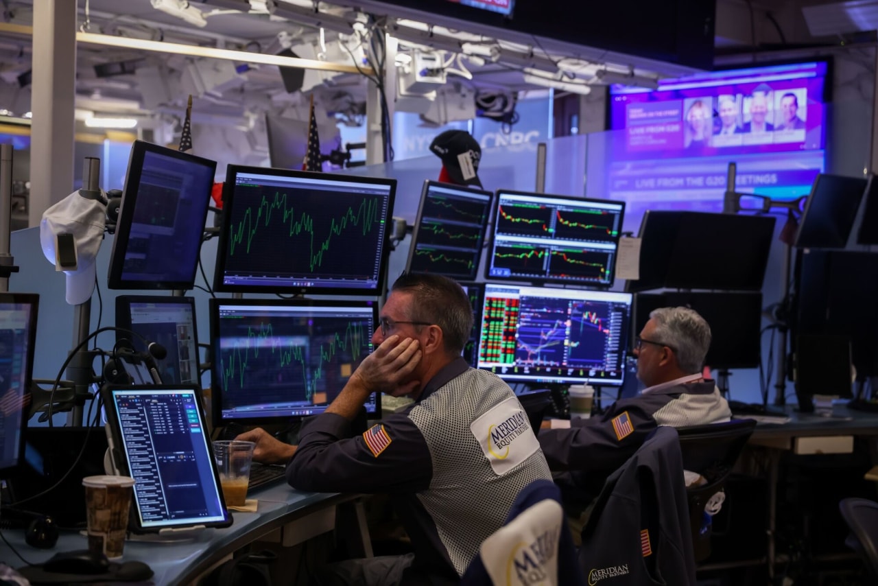 Stocks decline to end August as war fears persist