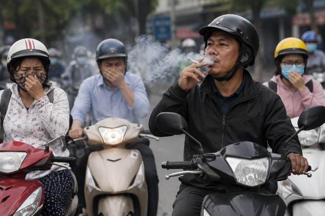 Vừa hút thuốc, vừa lái xe có bị xử phạt?