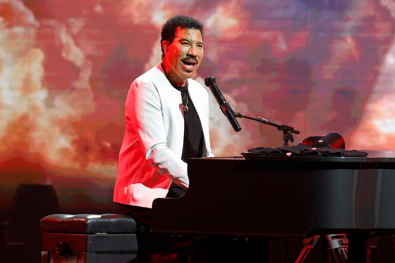 Lionel Richie hospitalized in ICU after St. Louis concert