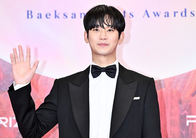 Kim Soo Hyun tái xuất mạnh mẽ
