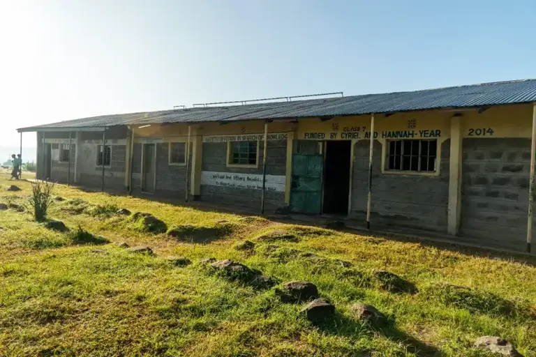 Ce Colombien n’avait pas les moyens de construire sa maison : il a inventé des briques en plastique recyclé qui s’emboîtent comme des Lego