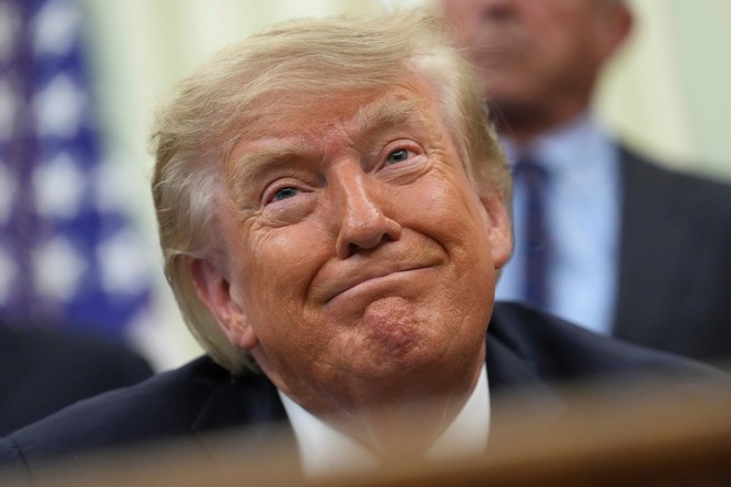 Tổng thống Mỹ Donald Trump rất hãnh diện vì thỏa thuận dầu mỏ nước này vừa ký với Venezuela, theo đó Mỹ sẽ có quyền khai thác trữ lượng 65 tỉ thùng dầu của quốc gia Nam Mỹ - Ảnh: AP